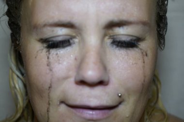 Kızın mavi gözlerine maskara akıtmış. Leaki 'li ıslak kız.