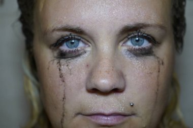 Kızın mavi gözlerine maskara akıtmış. Leaki 'li ıslak kız.