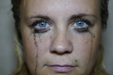 Kızın mavi gözlerine maskara akıtmış. Leaki 'li ıslak kız.