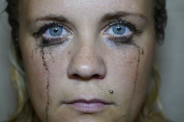 Kızın mavi gözlerine maskara akıtmış. Leaki 'li ıslak kız.