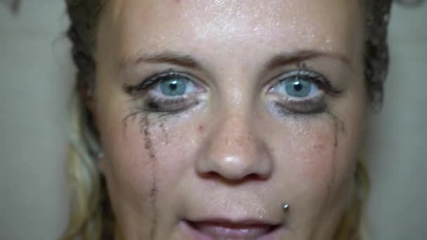 Mascara Spalmata Occhi Femminili Una Ragazza Bagnata Sta Guardando Nella — Video Stock