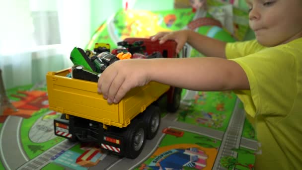 キエフ ウクライナ ヨーロッパ 8月2019 男の子はおもちゃの車で遊んでいます 子供のおもちゃ 道路標識 道路標識 子供用おもちゃ車 Hot — ストック動画