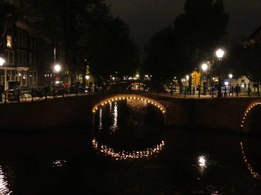 Su kanalından geçen köprü geceleri aydınlatılıyor. Ni