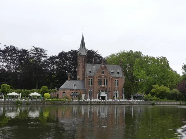 Vue sur le parc et le lac Minnewater — Photo