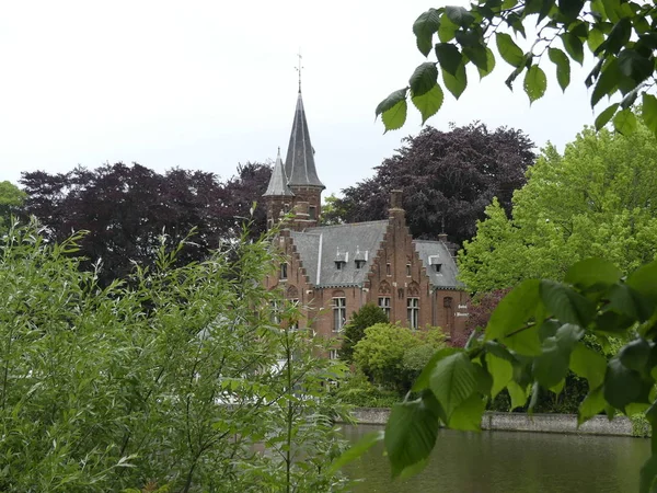 Uitzicht op het park en het Minnewater meer — Stockfoto