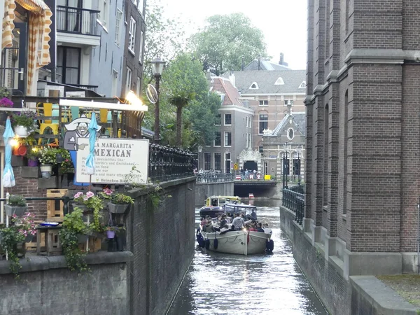 Pleasure boat on the city's water channels. Cruise ship on the w — Stock Photo, Image