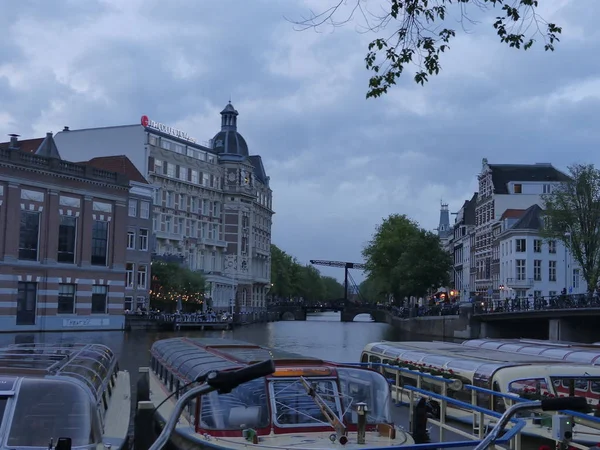 Ausflugsboot auf den Wasserkanälen der Stadt. Kreuzfahrtschiff auf dem w — Stockfoto