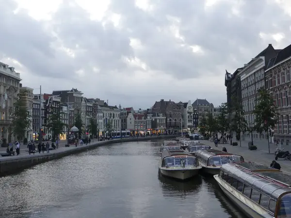 Ausflugsboot auf den Wasserkanälen der Stadt. Kreuzfahrtschiff auf dem w — Stockfoto