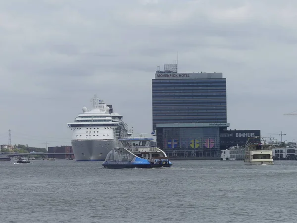 Transporte público. Ferry no canal de água do rio IJ . — Fotografia de Stock