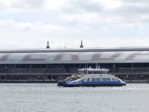 Transporte público. Ferry no canal de água do rio IJ . — Fotografia de Stock