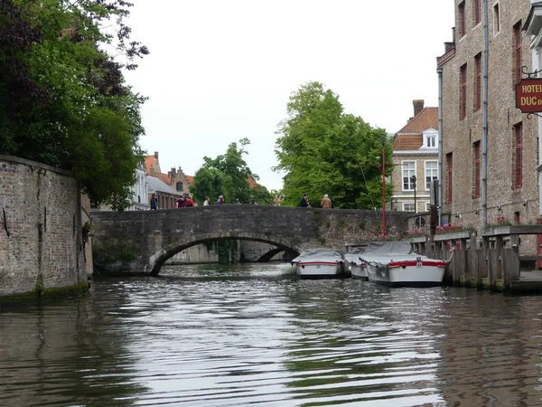 Vue sur les canaux d'eau de la ville. Belle vue sur la ville . — Photo