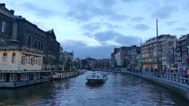 Amsterdam, Hollanda, Hollanda - Mayıs 2019: Şehrin su kanallarında eğlence teknesi. Şehirdeki su kanalında gemi turu..