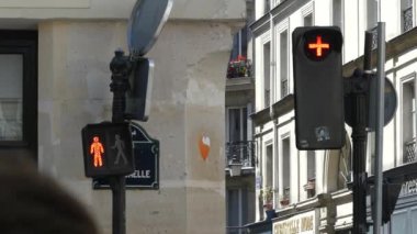 Paris, Fransa - Mayıs 2019: Bir yaya için kırmızı (Yeşil) trafik ışığı. İnsanlar için bir trafik ışığı.