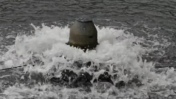 Mała Fontanna Parku Filmik Zwolnionym Tempie Spray Wody Fontannie — Wideo stockowe