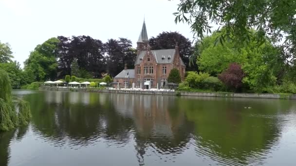 Bruges Bélgica Maio 2019 Vista Parque Lago Minnewater Castelo Junto — Vídeo de Stock