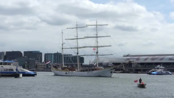 アムステルダム オランダ オランダ 5月2019 帆のあるヨットが川Ijに沿って行きます 伊治川に浮かぶ帆船 — ストック動画
