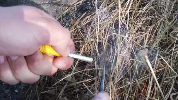 Mani Maschili Accendono Fuoco Usando Asta Magnesio Con Pietra Focaia — Video Stock