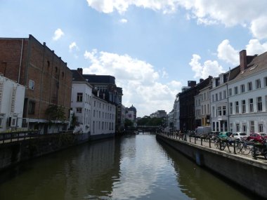 Şehrin su kanalının manzarası. Turistler şehri dolaşıyor. T