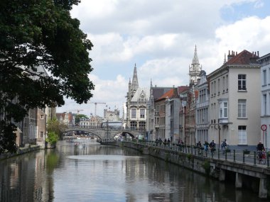 Şehrin su kanalının manzarası. Turistler şehri dolaşıyor. T