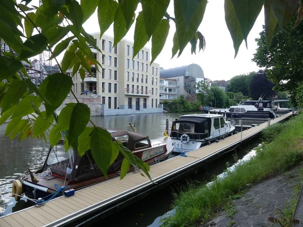 Vista sul canale d'acqua della città. Yacht ormeggiati vicino b residenziale — Foto Stock