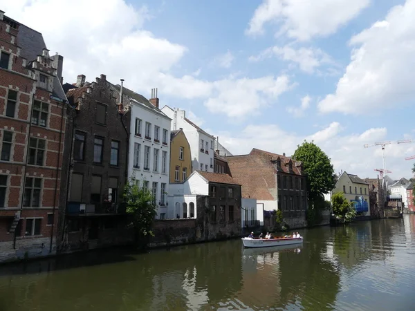 Blick auf das städtische Wasserwerk. Touristen spazieren durch die Stadt. Nein. — Stockfoto