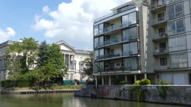 Gent, Belçika - Mayıs 2019: Şehrin su kanalının görünümü. Yatlar konut ların yakınında demirledi. Şehir merkezinde rıhtım.