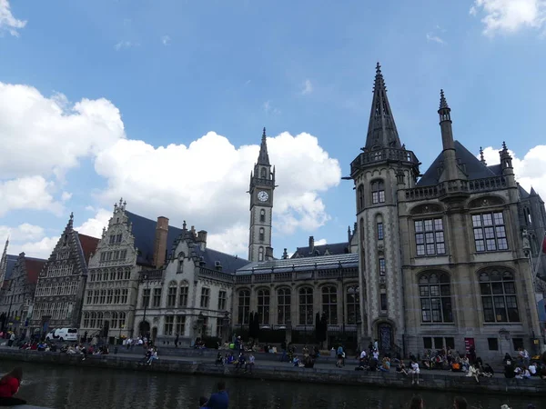 Blick auf das städtische Wasserwerk. Touristen entspannen sich am Wasser in t — Stockfoto