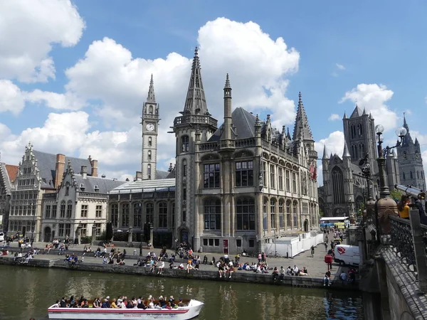 Blick auf das städtische Wasserwerk. Touristen entspannen sich am Wasser in t — Stockfoto