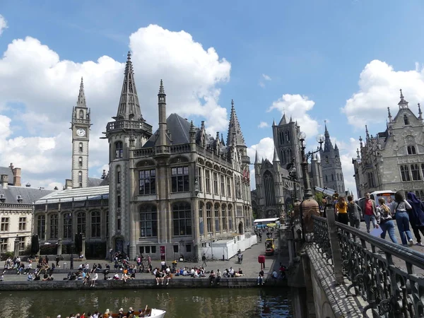 Blick auf das städtische Wasserwerk. Touristen entspannen sich am Wasser in t — Stockfoto