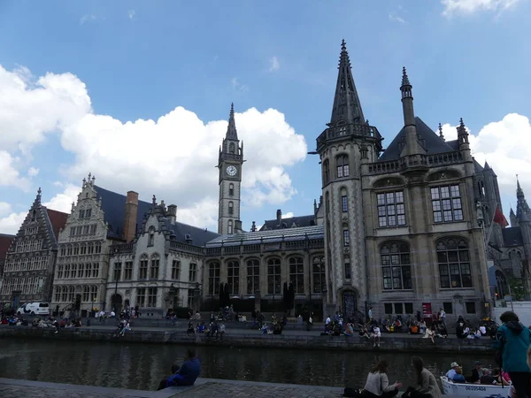 Blick auf das städtische Wasserwerk. Touristen entspannen sich am Wasser in t — Stockfoto