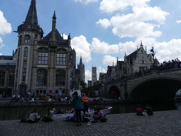 Blick auf das städtische Wasserwerk. Touristen entspannen sich am Wasser in t — Stockfoto