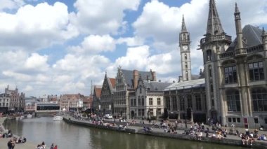 Gent, Belçika - Mayıs 2019: Şehrin su kanalının görünümü. Turistler şehri dolaşıyor. Tur sırasında turist teknesi.