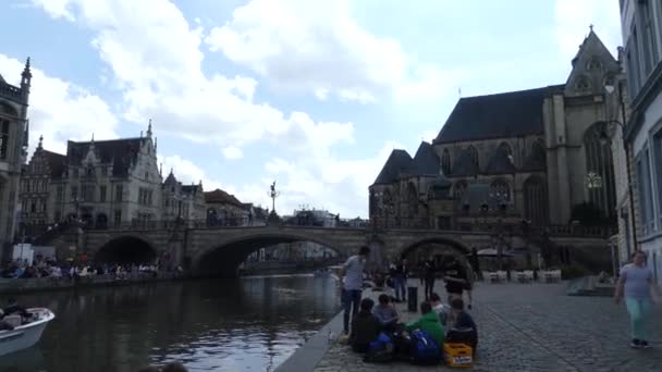 比利时根特 2019年5月 城市水务设施景观 游客在市中心的水旁放松 旅游期间的旅游船 — 图库视频影像
