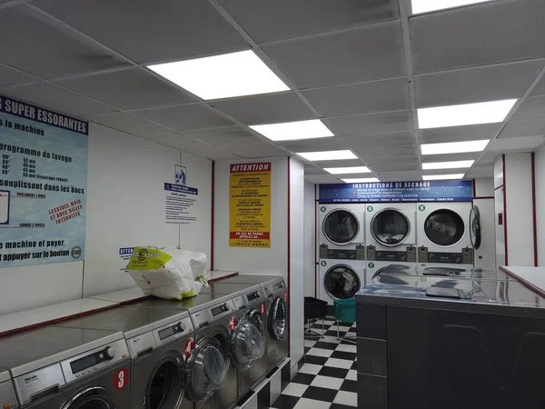 A lot of washing machines in the laundry room. Laundry interior. — Stock Photo, Image