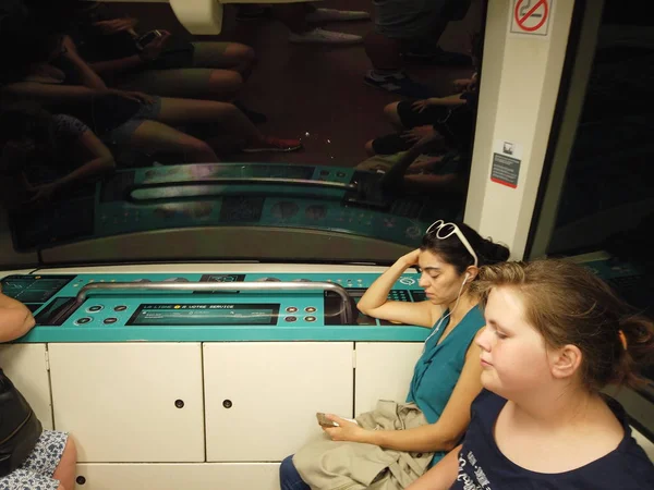 Les passagers prennent le métro. Train de métro automatisé. Un train avec — Photo