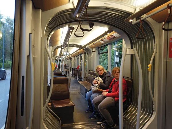 Passagers dans une voiture de tramway . — Photo