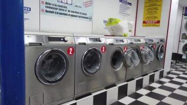 Brüksel, Belçika - Mayıs 2019: Çamaşır odasında çok sayıda çamaşır makinesi. Çamaşır iç.