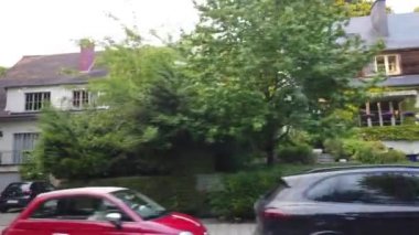 Brüksel, Belçika - Mayıs 2019: Özel kır ların tramvay penceresinden görünüm.