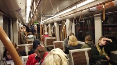 Brüksel, Belçika - Mayıs 2019: Yolcular tramvaya biniyor.