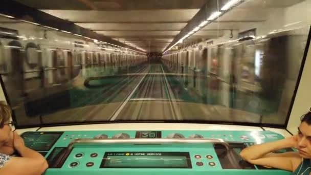 Parigi Francia Giugno 2019 Passeggeri Prendono Metropolitana Treno Della Metropolitana — Video Stock