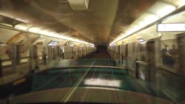 法国巴黎 2019年6月 乘客乘坐地铁 自动地铁列车 没有司机的火车 — 图库视频影像