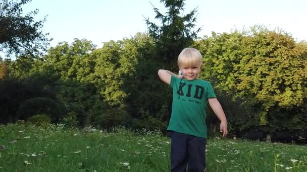 Niño Tres Años Juega Con Una Pelota — Vídeos de Stock