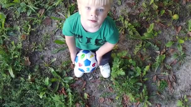 Niño Tres Años Juega Con Una Pelota — Vídeo de stock