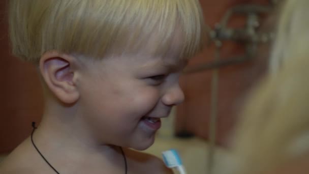 ママは彼女の歯を3歳の男の子にブラシをかける — ストック動画