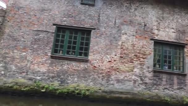 比利时布鲁日 2019年5月 市中心的水道景观 游客在城市的水道上散步 从旅游船上看到的 这个城市的古老建筑 — 图库视频影像