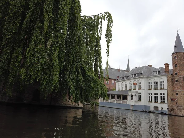 Bruges, Belgique - Mai 2019 : Vue du canal d'eau dans la ville — Photo