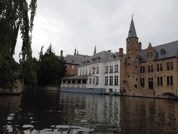 Bruges, Belgique - Mai 2019 : Vue du canal d'eau dans la ville — Photo