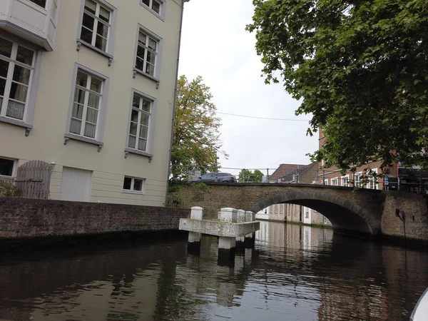Bruges, Belgien - Mai 2019: Blick auf den Wasserkanal in der Stadt — Stockfoto