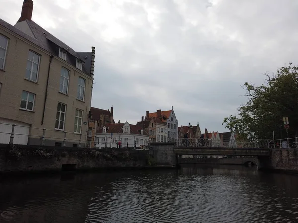 Bruges, Belgique - Mai 2019 : Vue du canal d'eau dans la ville — Photo