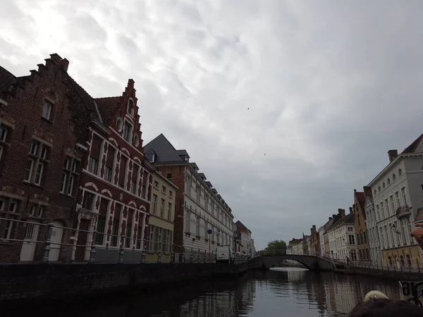 Bruggy, Belgie-květen 2019: pohled na vodní kanál v cit — Stock fotografie